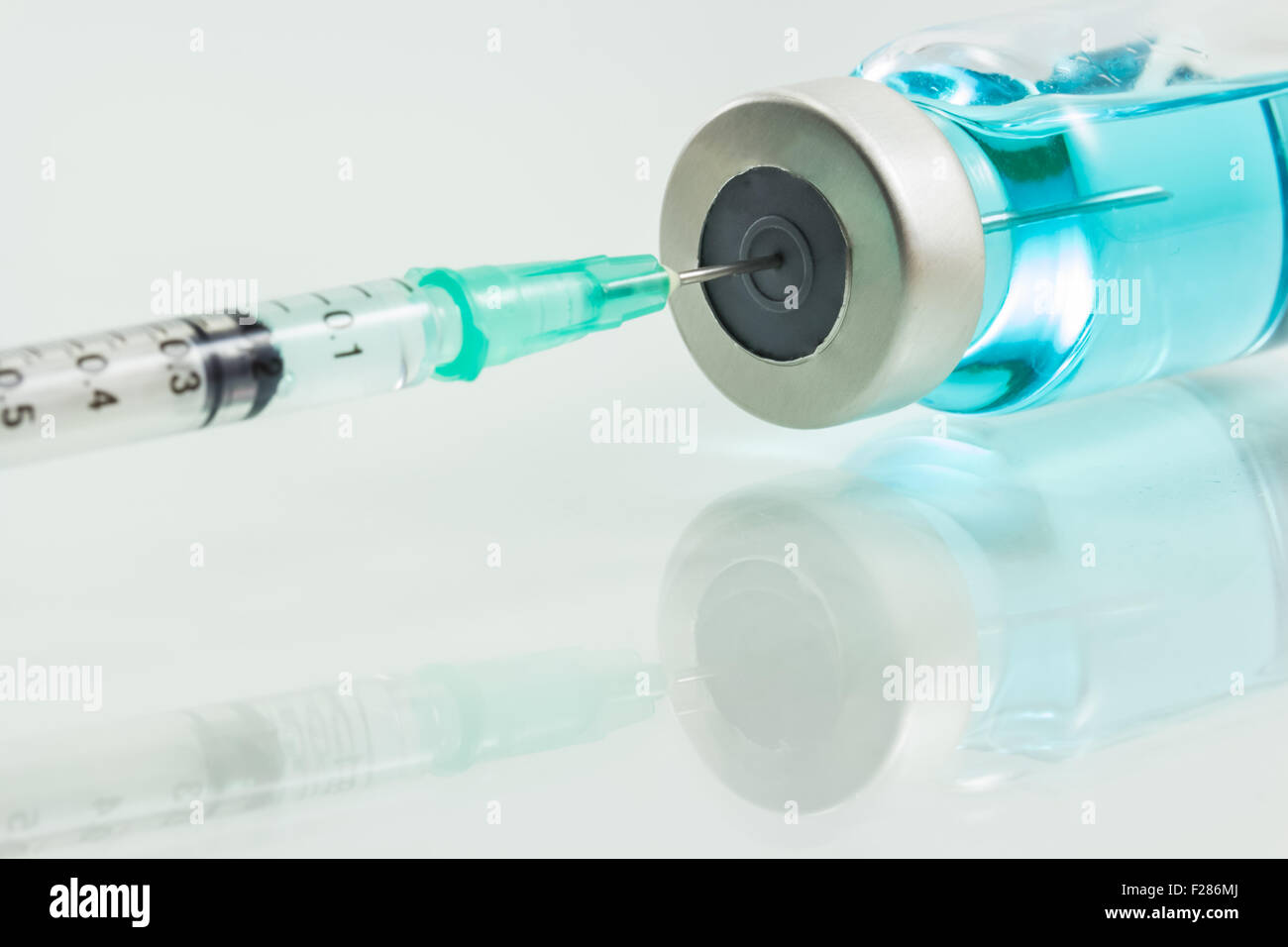 medizinische Spritze und Medizin isoliert auf weißem Hintergrund Stockfoto