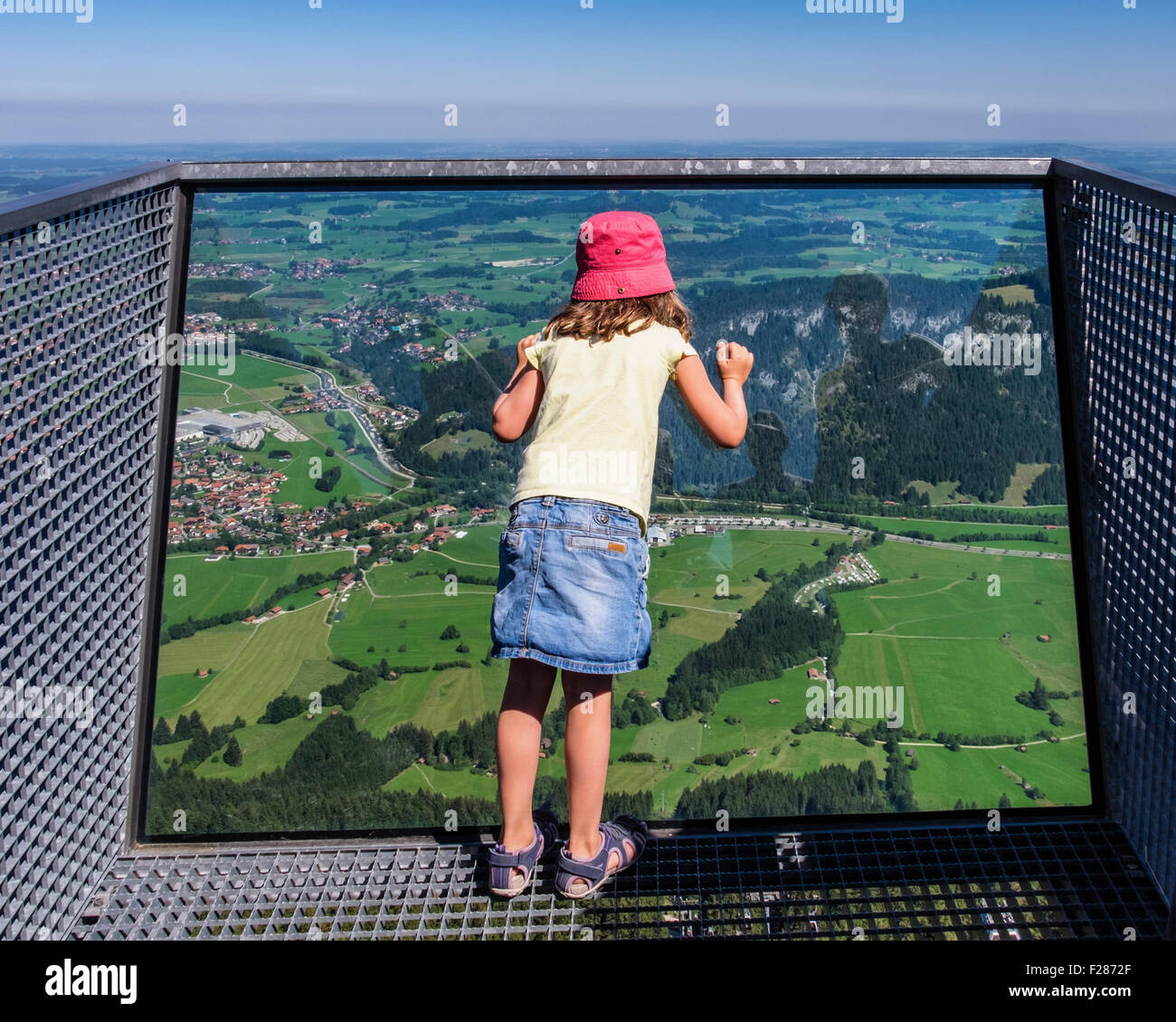 Kind schaut Blick auf Pfronten, Berghaus Allgaü Aussichtsplattform auf  Breitenberg Berg in Tannheim Angebot, Bayern, Deutschland Stockfotografie -  Alamy