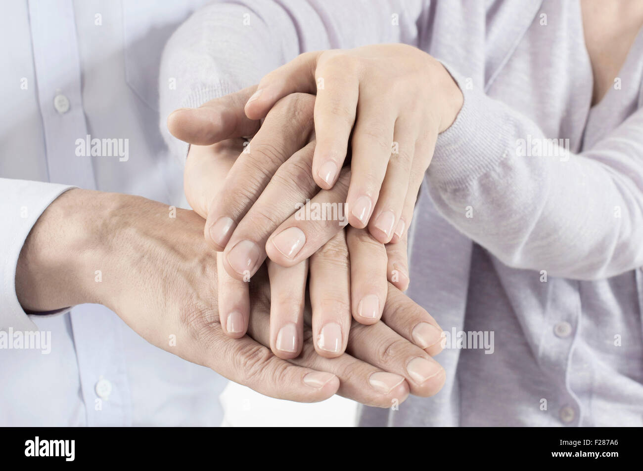 Mittelteil Blick auf Frau hält Man die Hand, Bayern, Deutschland Stockfoto