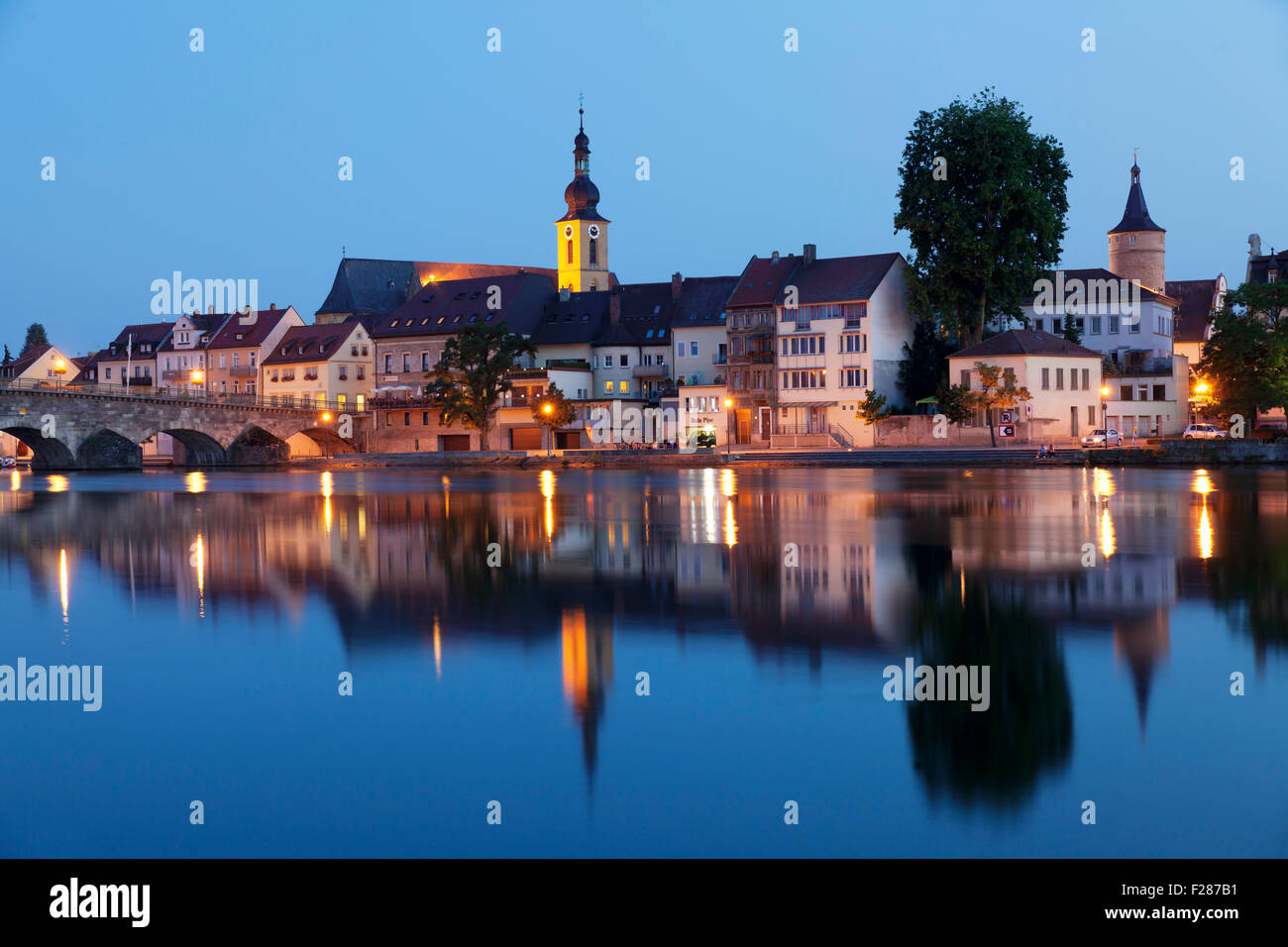 Blick über den Main mit der Kirche des Hl. Johannes und Falter Turm, Kitzingen, Unterfranken, Franken, Bayern, Deutschland Stockfoto