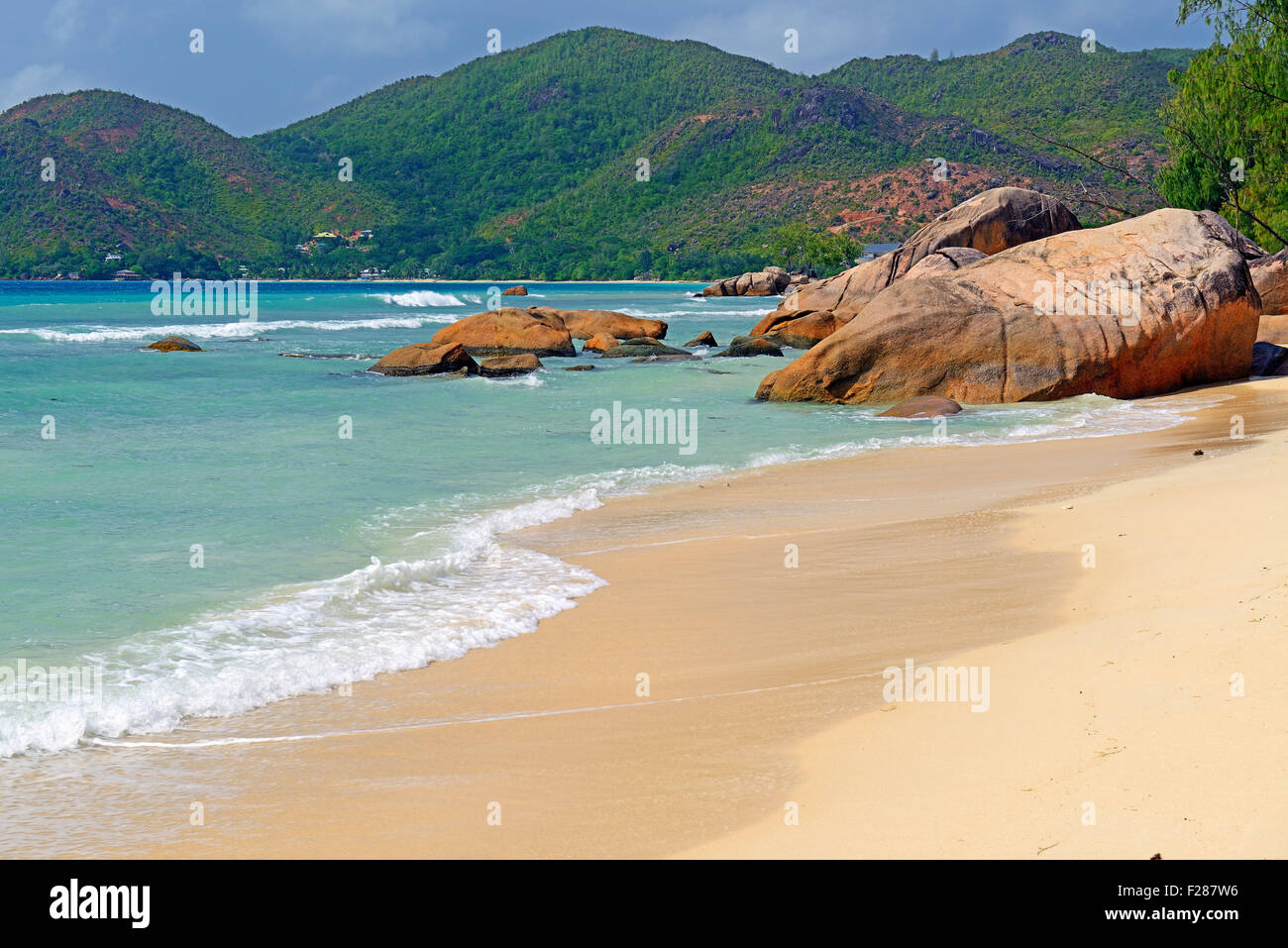 Strand und Granit Felsen der Anse Boudin, Insel Praslin, Seychellen Stockfoto