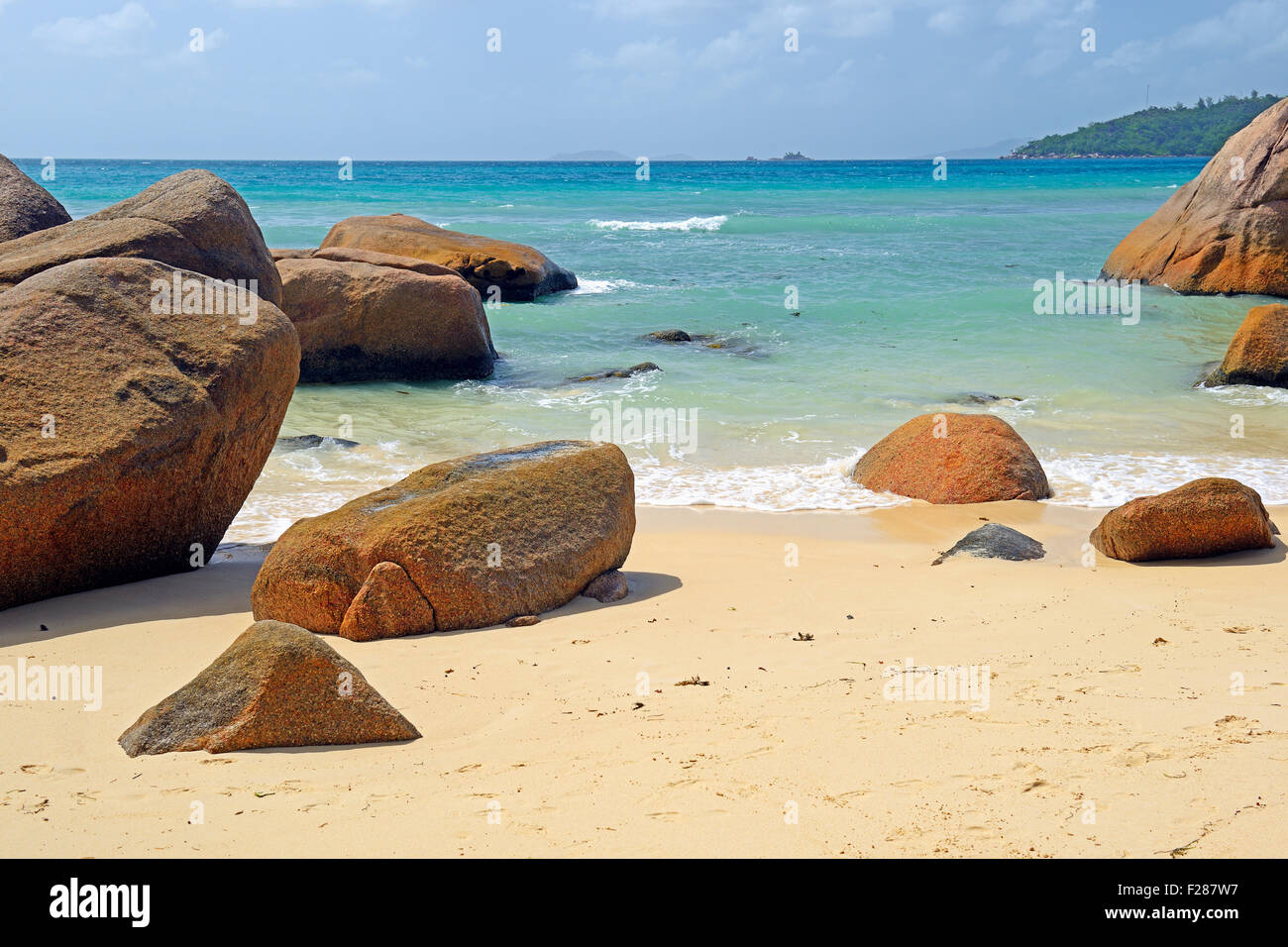 Strand und Granit Felsen der Anse Boudin, Insel Praslin, Seychellen Stockfoto