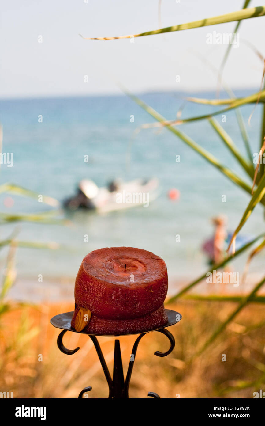 Rote Kerze direkt am Meer Stockfoto