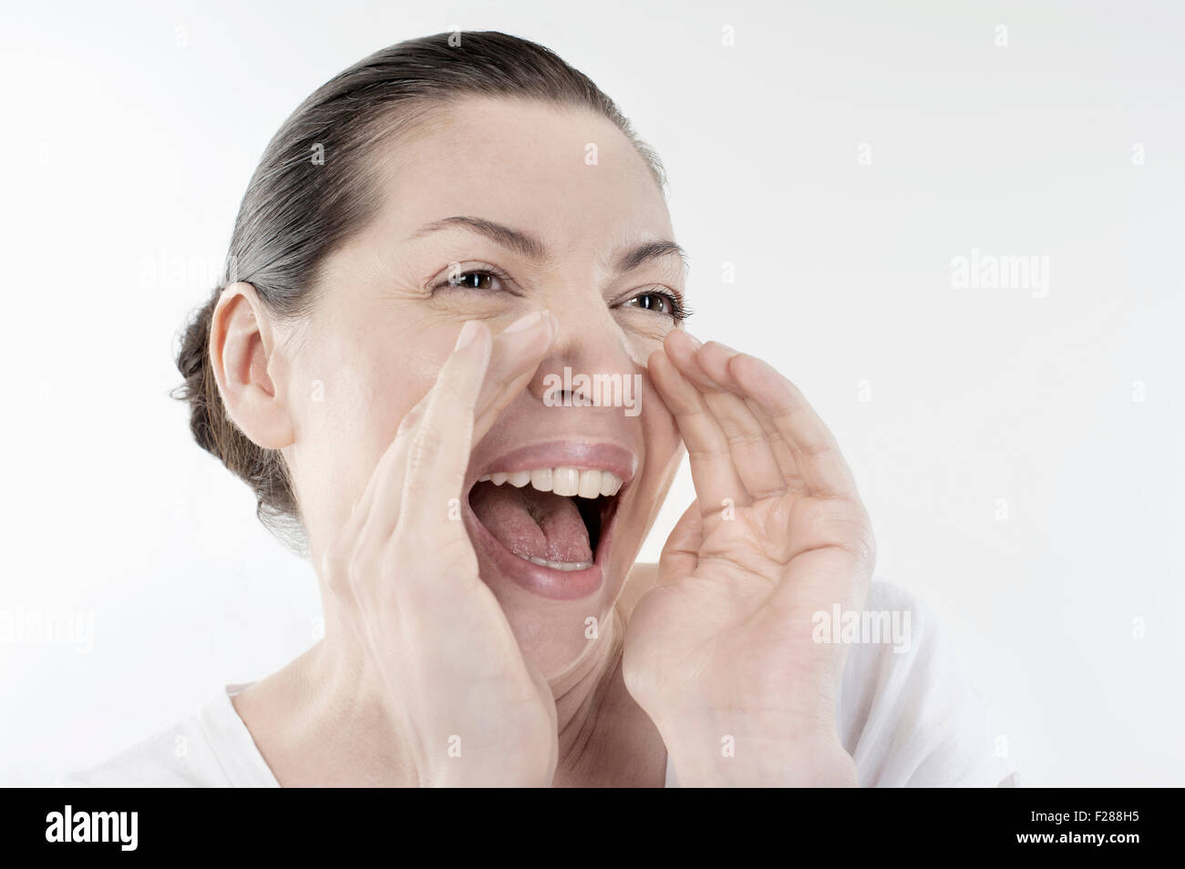 Reife Frau schreien und schreien isoliert auf weißem Hintergrund, Bayern, Deutschland Stockfoto