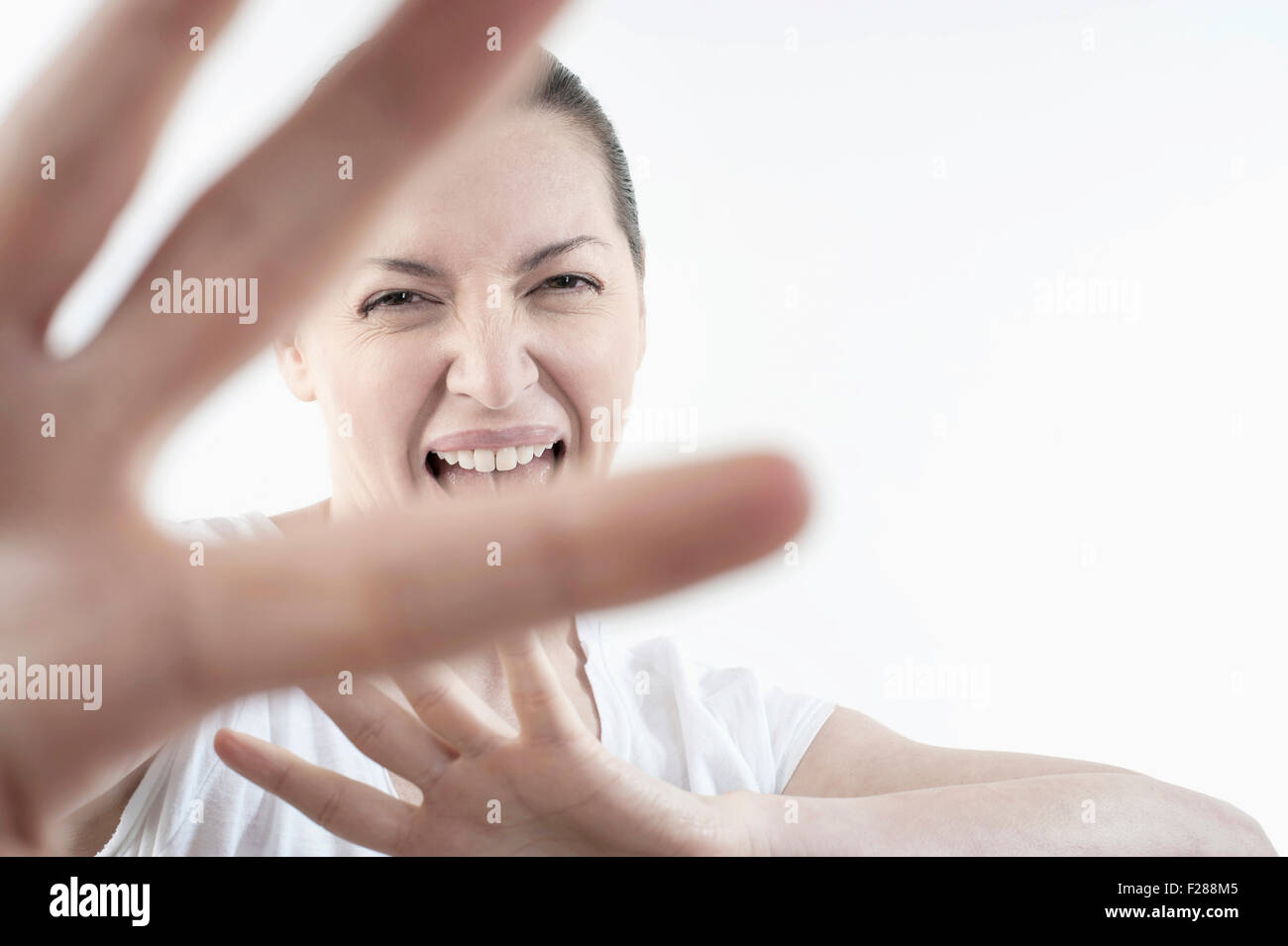 Reife Frau zeigt Stop-Schild und schreien, Bayern, Deutschland Stockfoto