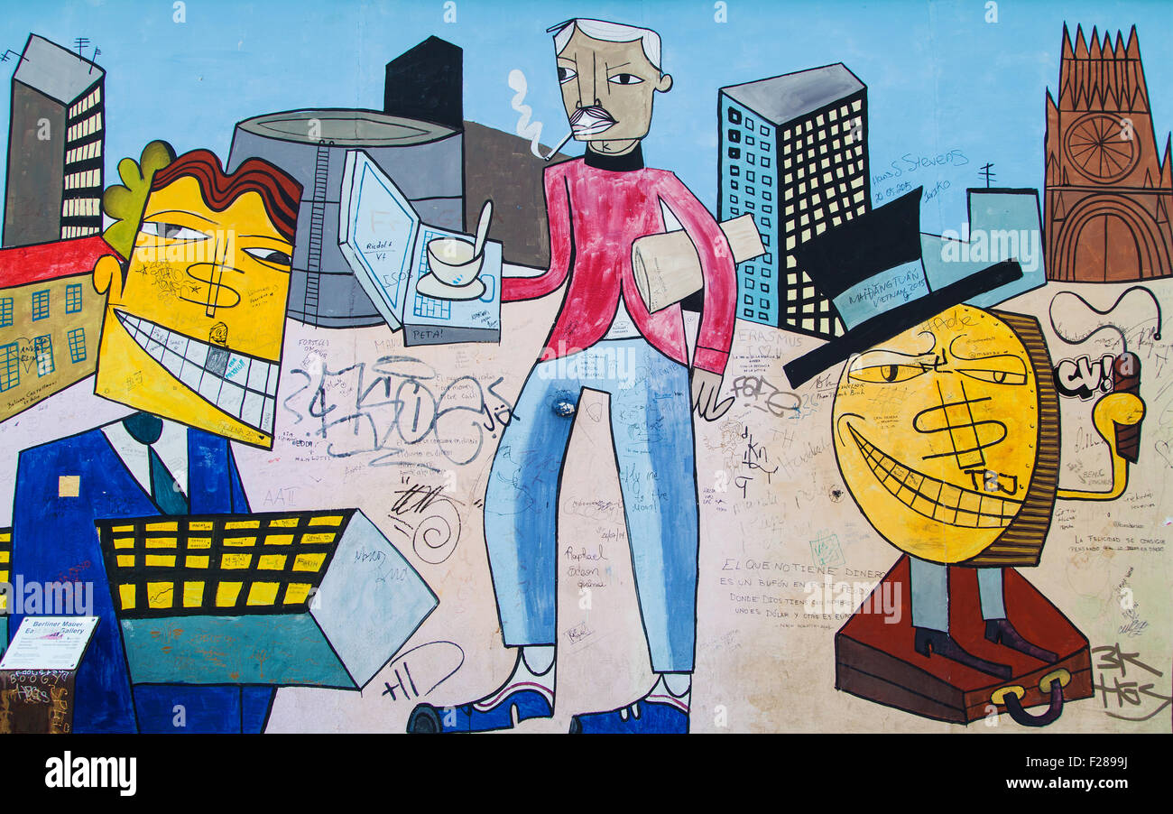 Wandbild "Doin es cool für die East Side" von Jim Avignon auf der East Side Gallery am 8. August 2015 in Berlin, Deutschland. Stockfoto