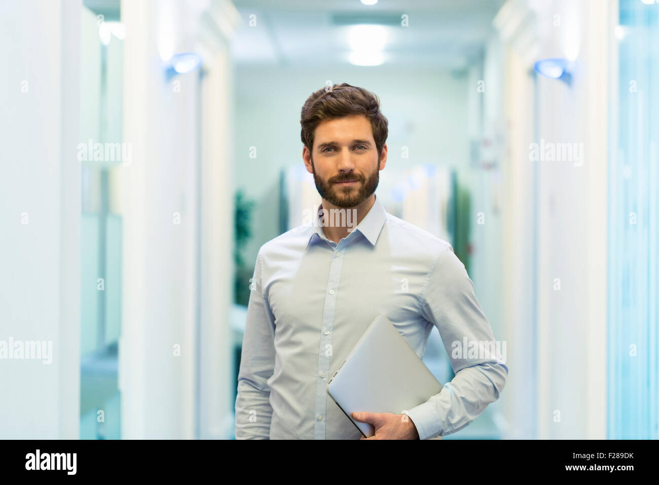 Porträt der schönen bärtigen Geschäftsmann im Flur Büro. aussehende Kamera Stockfoto