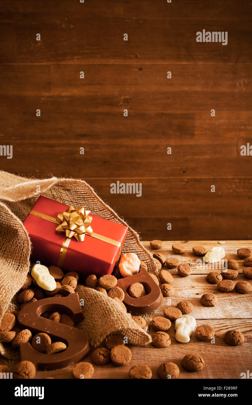 "De Zak van Sinterklaas" (St.-Nikolaus Beutel) mit "Pepernoten", einen Brief von Schokolade und Süßigkeiten gefüllt. Bestandteil der traditi Stockfoto