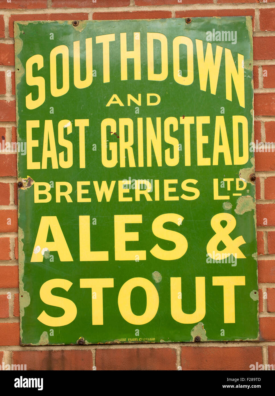 Southdown und East Grinstead Breweries Ltd Metall Werbung Zeichen. Stockfoto