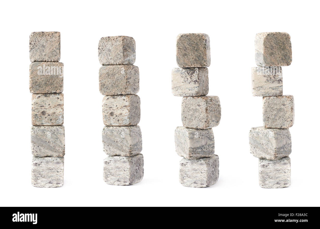 Stapel Stapel aus fünf Kühlung Whisky Granitsteinen isoliert auf weißem Hintergrund, Satz von vier Verkürzungen Stockfoto