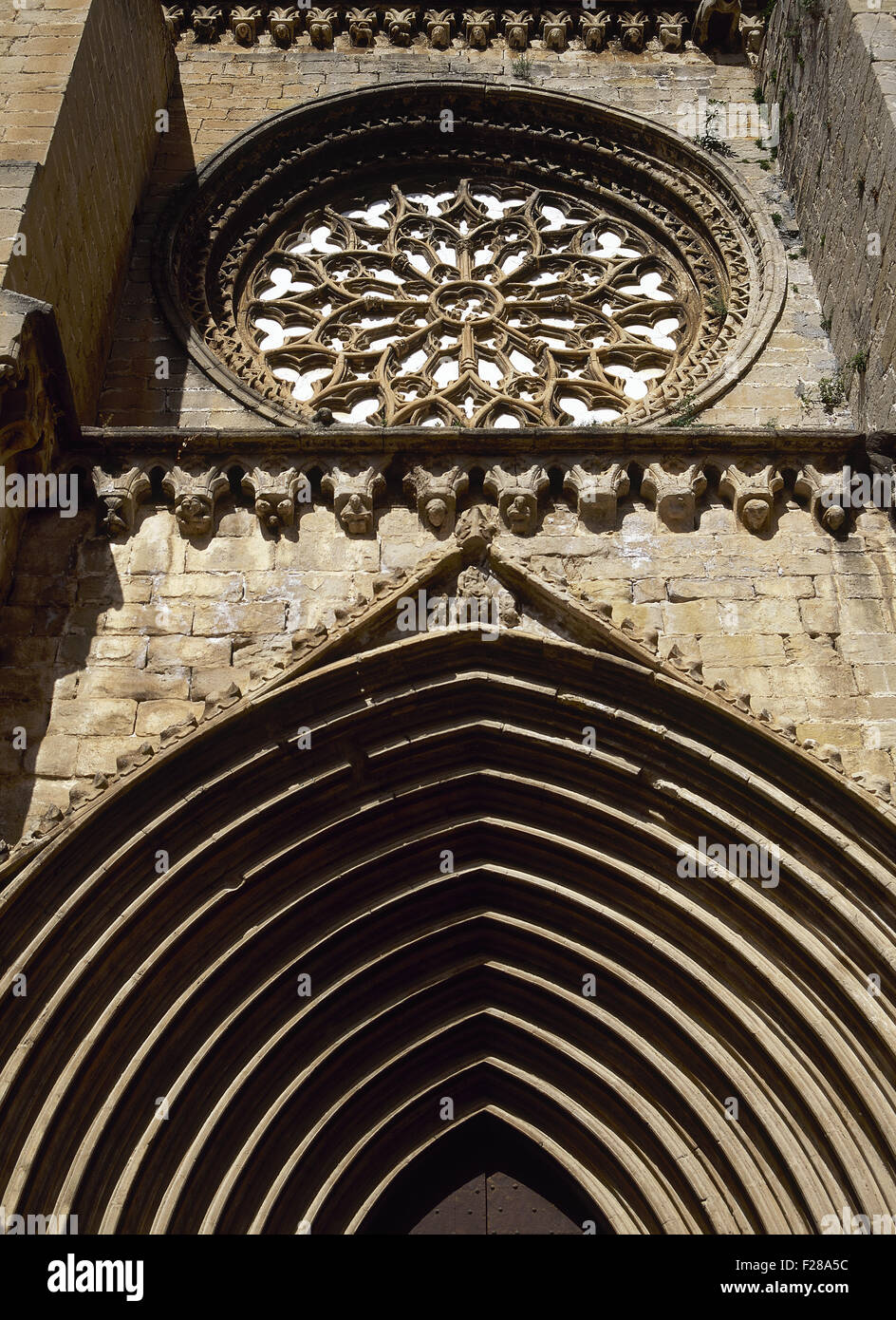 Spanien. Aragon. Provinz Teruel. Valderrorres. Kirche von Santa María la Mayor. Gothic. Fassade, 14. Jahrhundert. Stockfoto