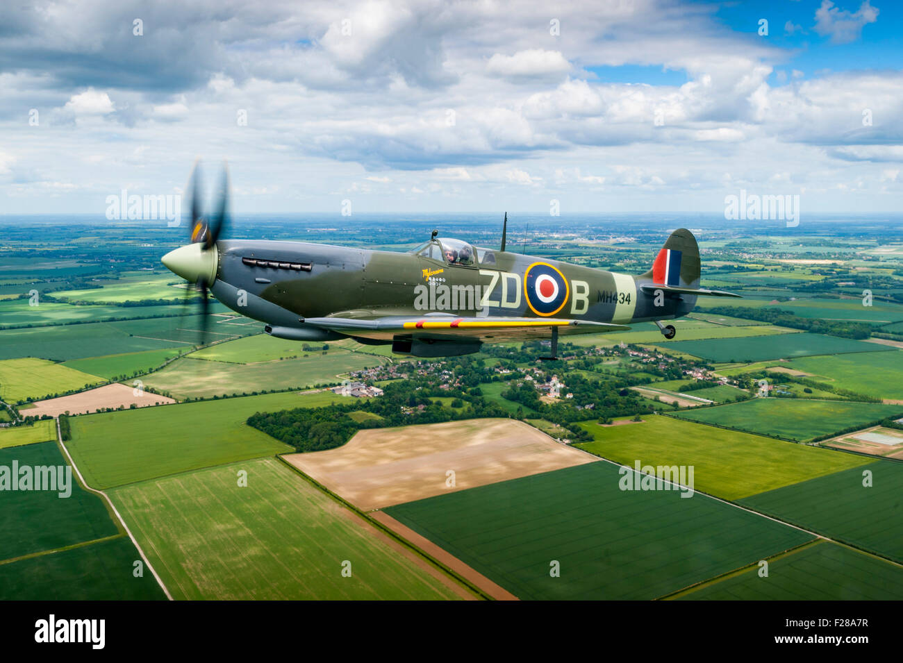 Supermarine Spitfire Mark IX MH434 ursprünglich von 222 Squadron Royal Air Force über die Cambridgeshire Landschaft fliegen. Stockfoto