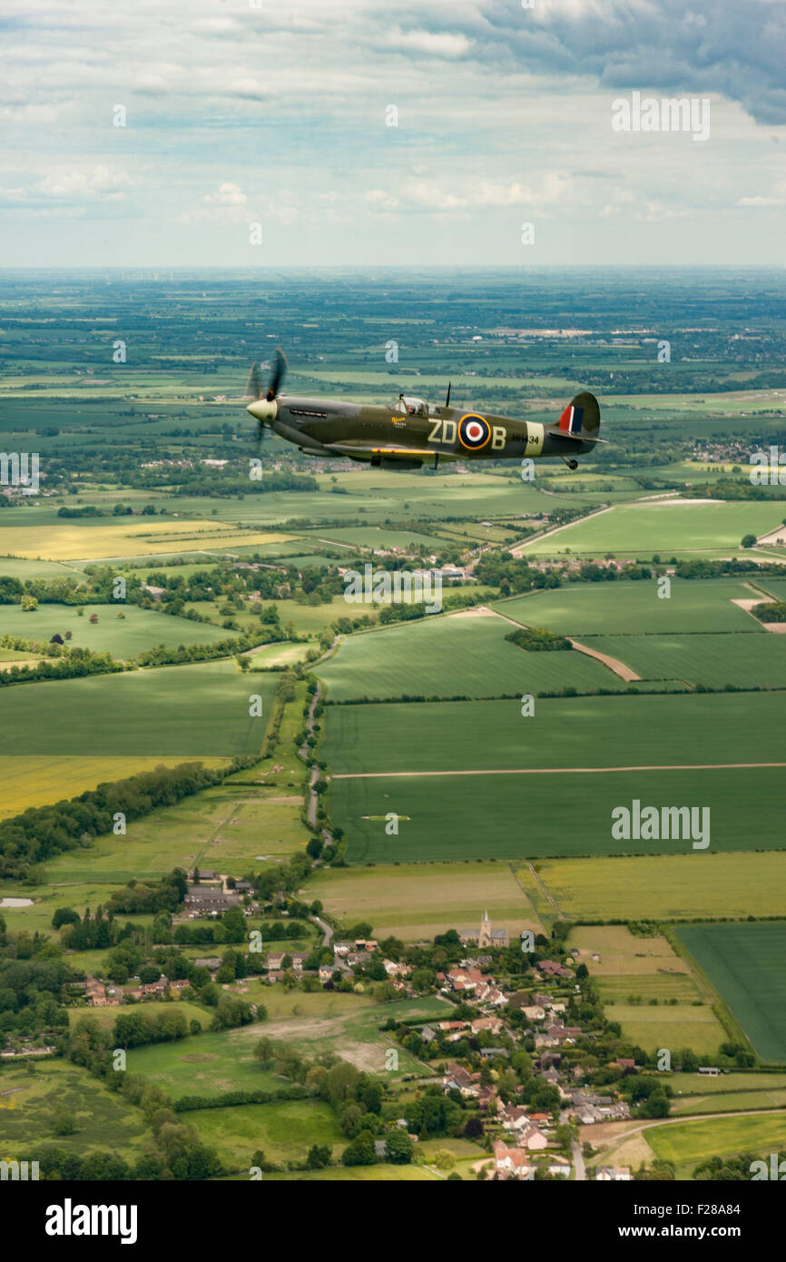 Supermarine Spitfire Mark IX MH434 ursprünglich von 222 Squadron Royal Air Force über die Cambridgeshire Landschaft fliegen. Stockfoto