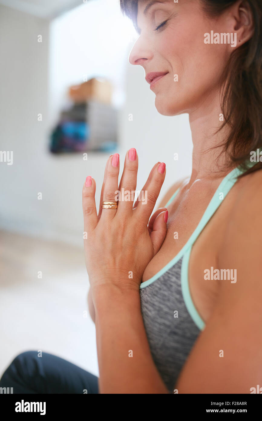 Seitenansicht der Frau praktizieren Yoga im Gebet Position sitzen. Frau in Yoga-Pose zu meditieren. Stockfoto