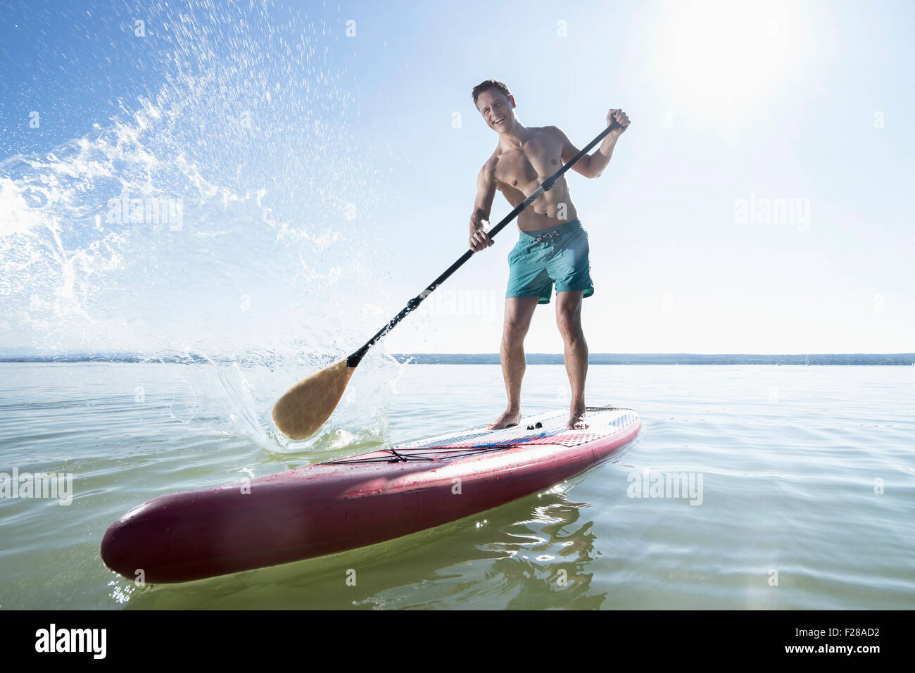 Reifer Mann Paddling in der See, Bayern, Deutschland Stockfoto