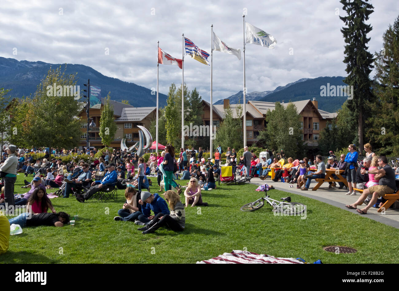 Menge der wartenden, die Teilnahme an einem Konzert im Freien in Whistler Village, British Columbia Kanada, am Labour Day Wochenende 2015. Stockfoto