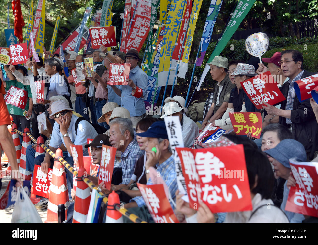 Tokio, Japan. 14. Sep, 2015. Während die staatlich geförderte Rechnungen im Zusammenhang mit Japans nationaler Sicherheit sind auf eine spezielle Oberhaus debattiert Ausschuss in der Ernährung, Tausende von Demonstranten gegen die Rechtsvorschriften außerhalb des Parlaments im Herzen der Hauptstadt Nationen zeigen. Die Regierung und der regierenden Liberal-Demokratischen Partei vorgestellt setzen die Sicherheitsgesetze zur Abstimmung in einem besonderen Ausschuss Sitzung am 17. September und Vorlage der Rechnungen zu einer Plenarsitzung Oberhaus es in Recht am selben Tag übergeben. Bildnachweis: Natsuki Sakai/AFLO/Alamy Live-Nachrichten Stockfoto