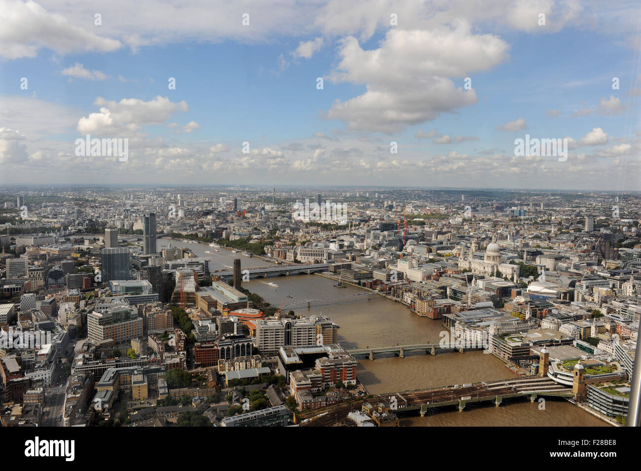 London UK - Ansicht aussehende Nord-West quer durch London von The Shard über den Fluss Themse Stockfoto