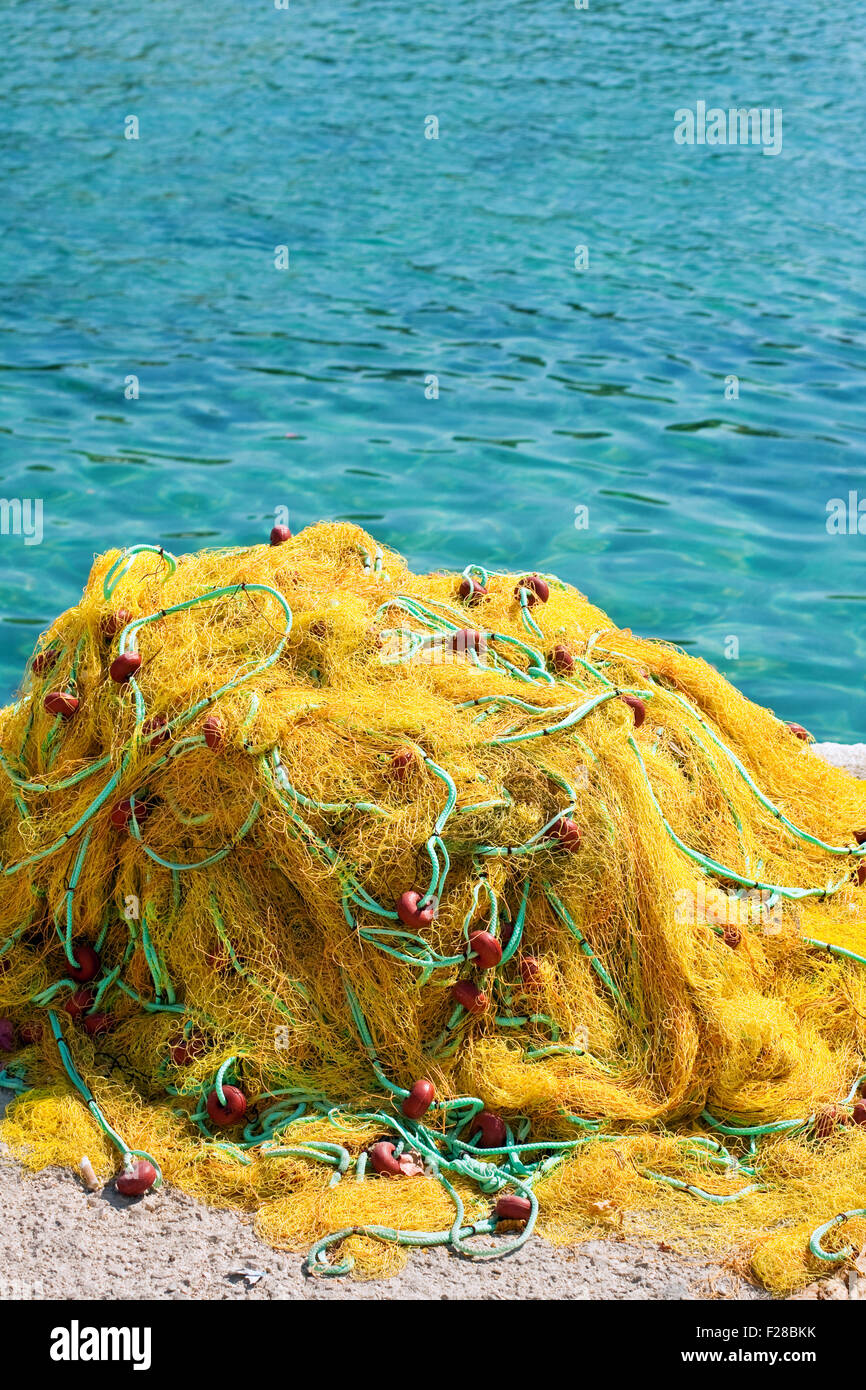 Gelbe Fischernetze direkt am Meer Stockfoto