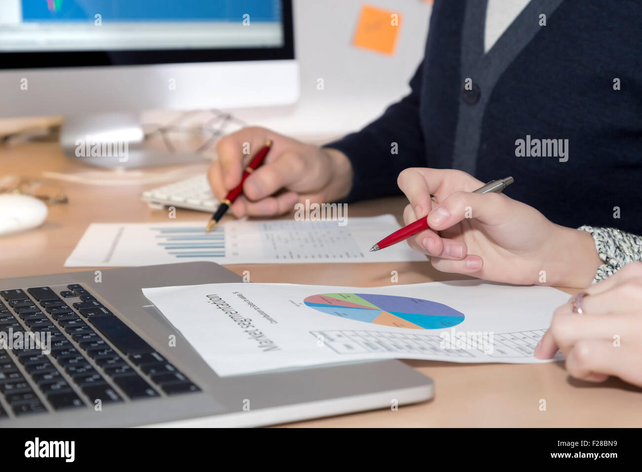 Hände der Beschäftigten gegen Vorlage Stockfoto