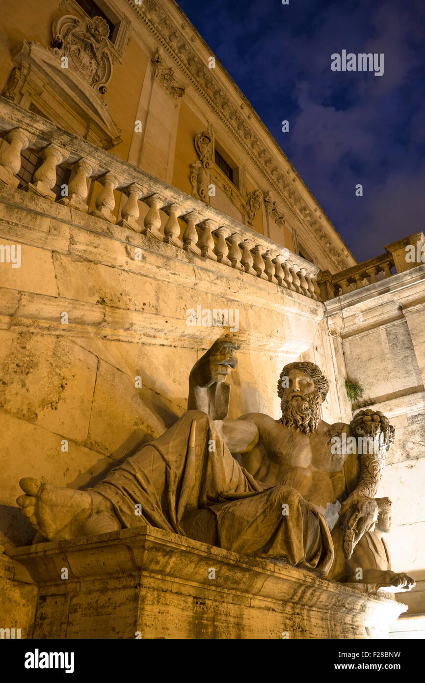 Die Nil-Statue Michelangelos Piazza del Campidoglio in der Abenddämmerung. Stockfoto