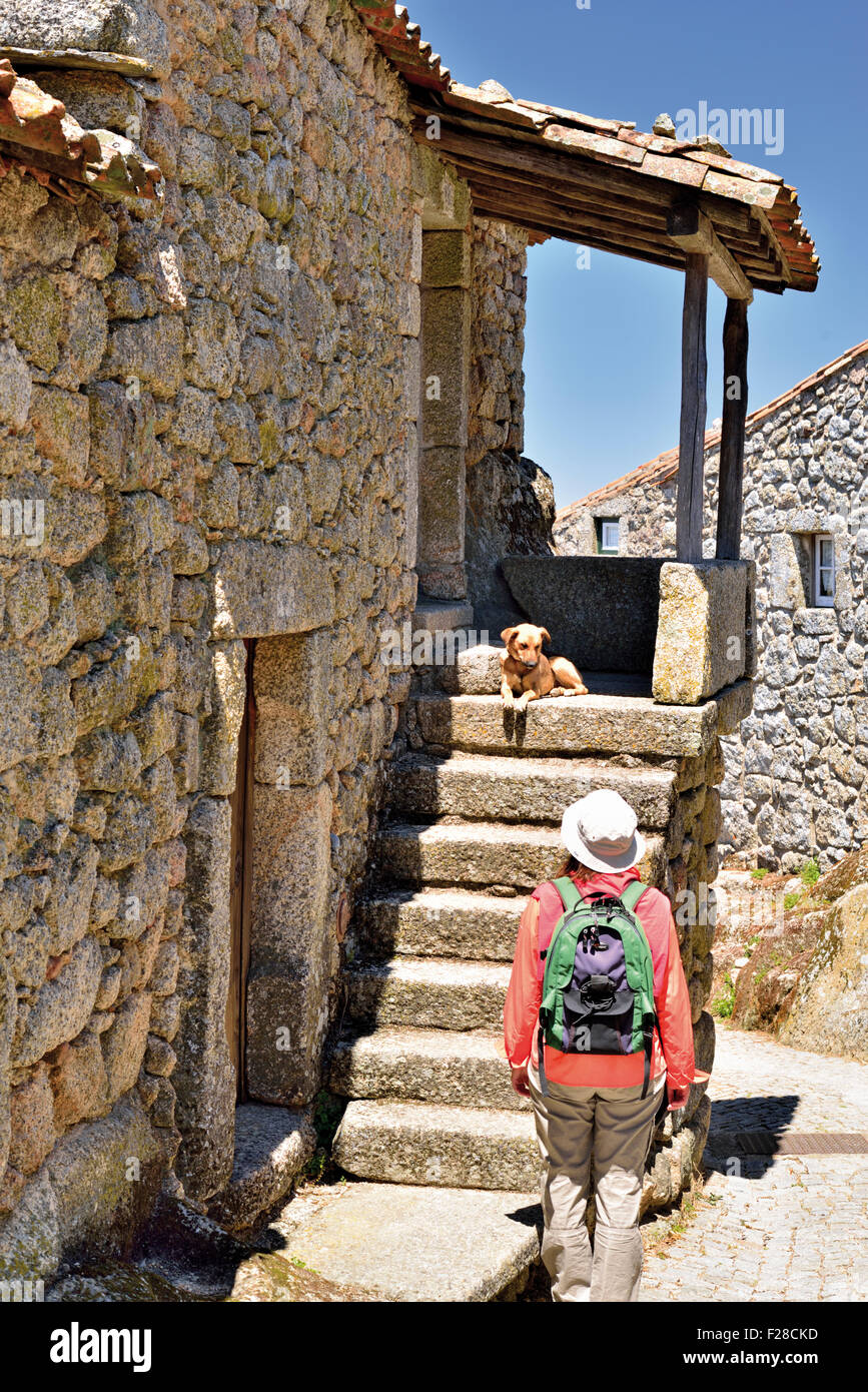 Portugal: Frau die Treppe eines Steinhauses im historischen Dorf Monsanto Hund betrachten Stockfoto