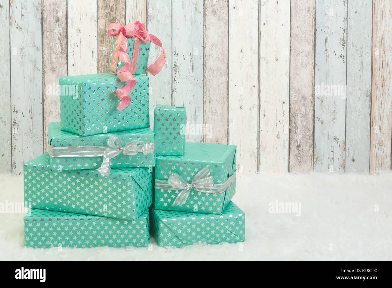 Haufen von schönen pastellfarbenen Weihnachten präsentiert Stockfoto