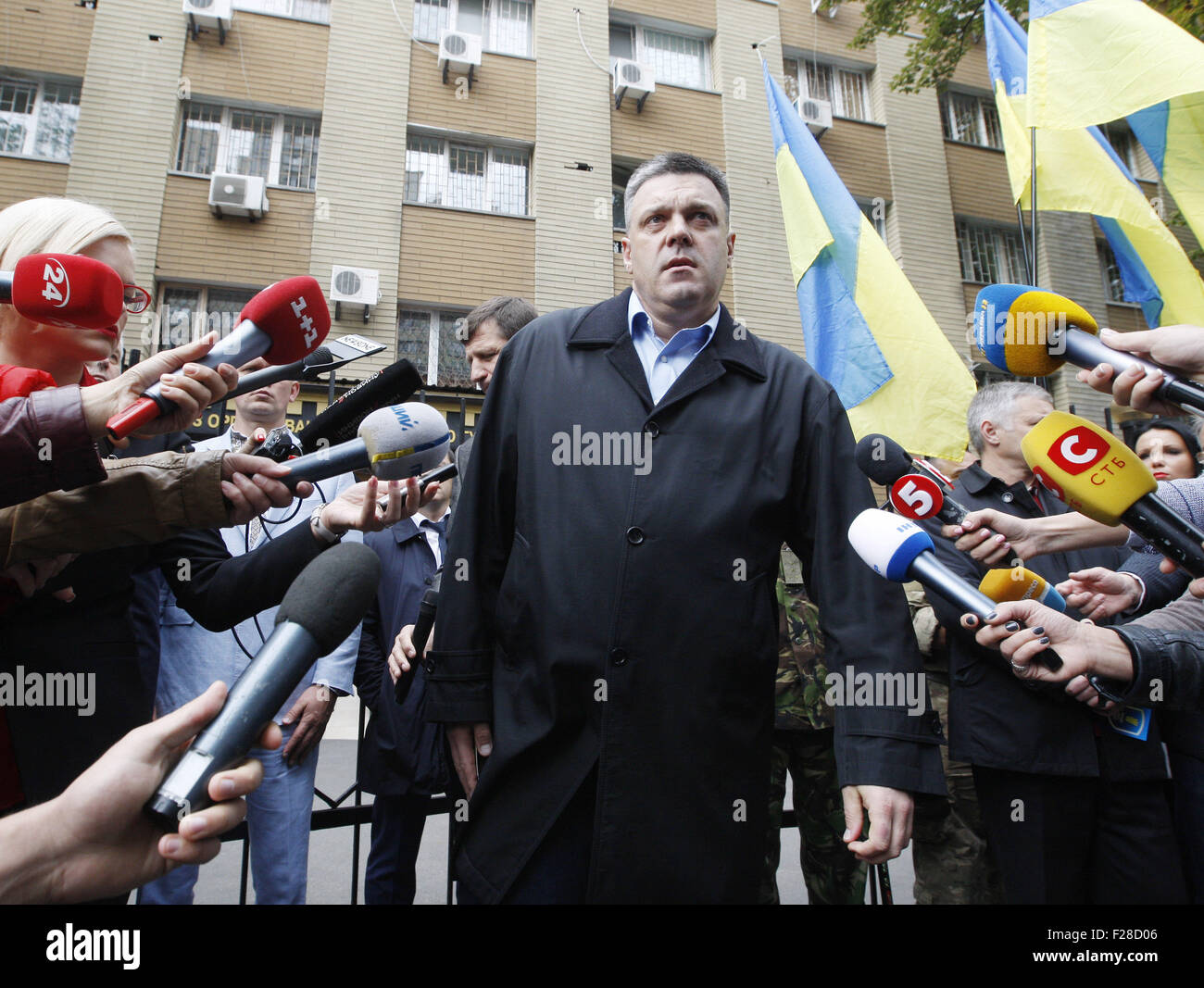 Kiew, Ukraine. 14. Sep, 2015. Oleg Tyagnibok (С), sprechen Leiter der ukrainischen nationalistischen Partei Svoboda (Freiheit) mit Medien vor der Verwaltung zur Bekämpfung der organisierten Kriminalität von dem Ministerium für innere Angelegenheiten der Ukraine, in Kiew, Ukraine, 14. September 2015. Er kam zum Verhör über den letzten Auseinandersetzungen zwischen Demonstranten und Polizei. Bildnachweis: ZUMA Press, Inc./Alamy Live-Nachrichten Stockfoto