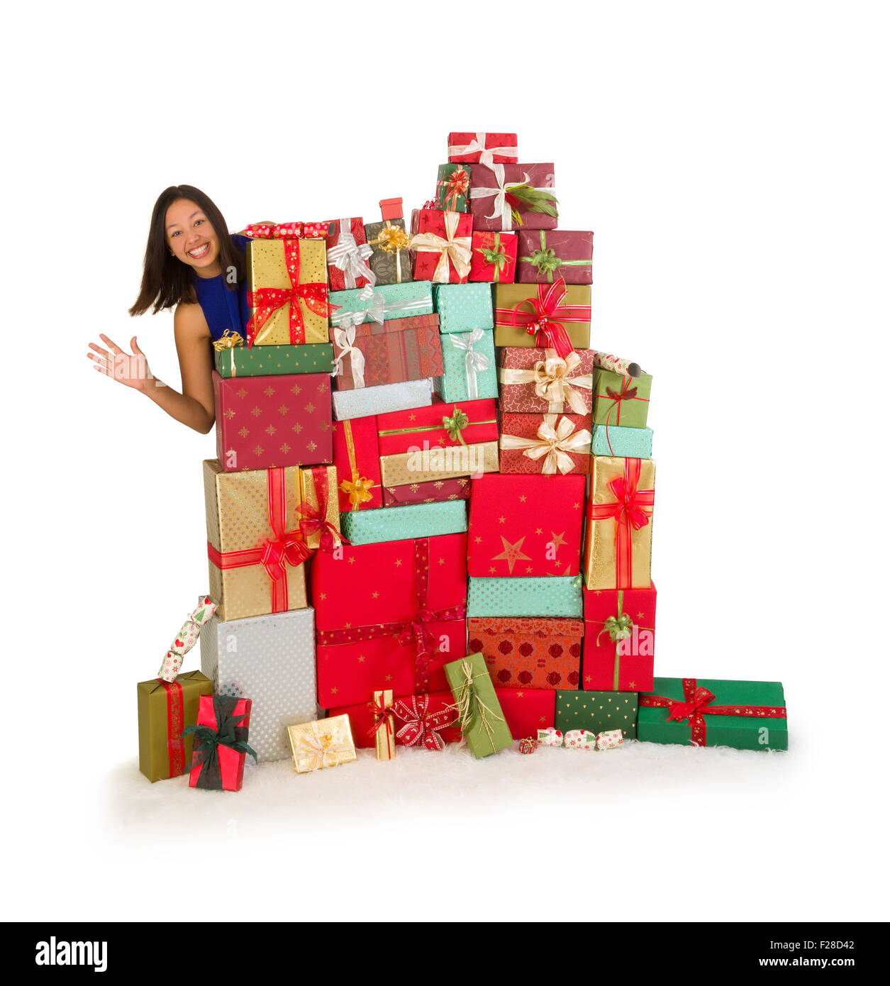 Weihnachtsgrüße von einer jungen Frau von hinten einen Stapel von Geschenken Stockfoto