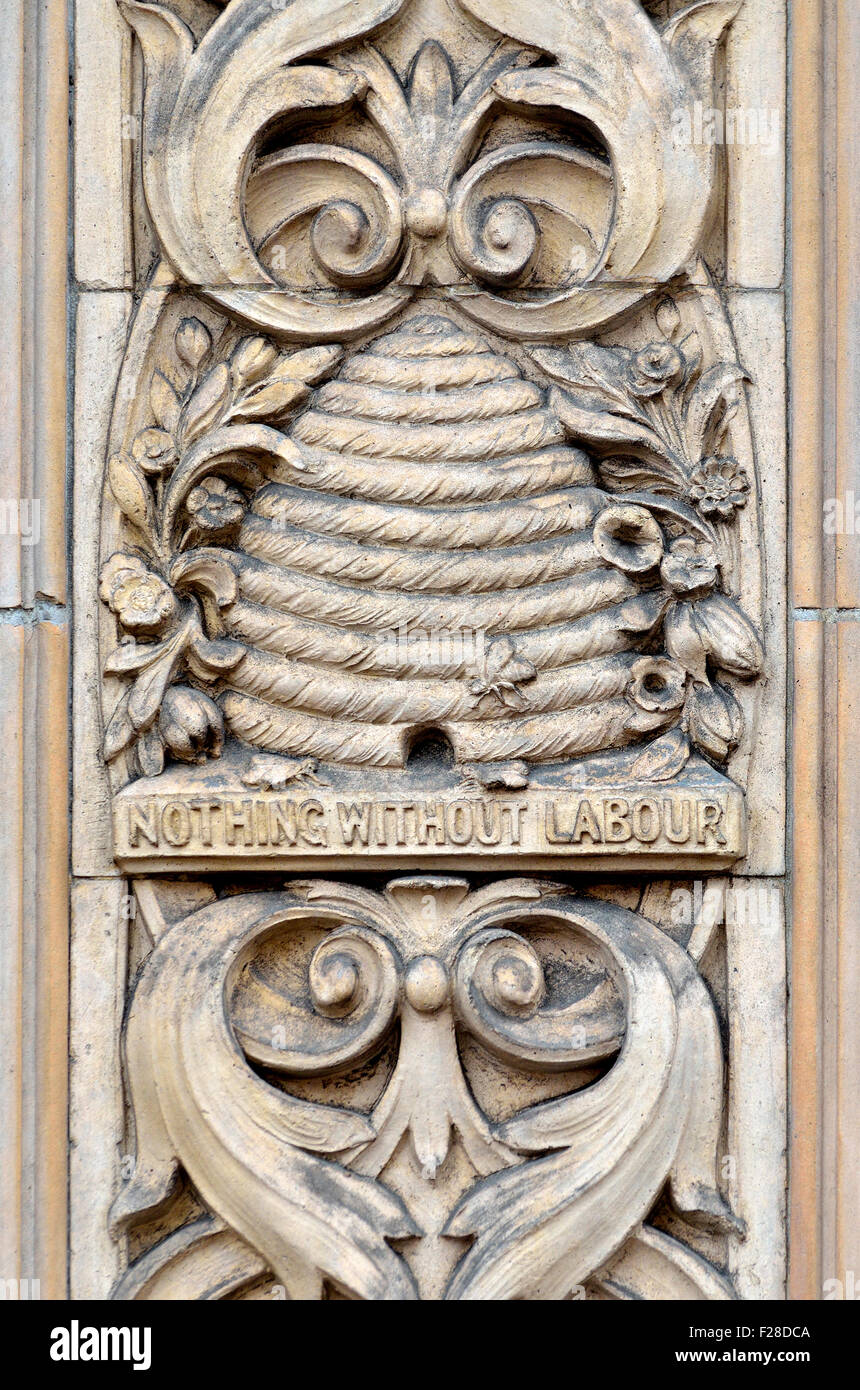 London, England, Vereinigtes Königreich. Geschnitzten Details der Bienenstock und "Nichts ohne Arbeit" an einer Außenwand des Herzogtums Haus, 133 Strang Stockfoto