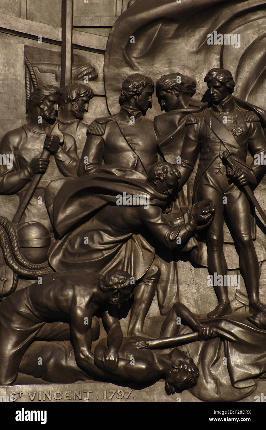 Nelson Säule (1840-1843). Der Sockel verziert mit dem Bronzerelief Panel, gegossen aus erbeuteten französischen Kanonen, Darstellung der Schlacht von Kap St. Vincent von Musgrave Watson (1804-1847) und William F. Woodington (1806-1893). Trafalgar Square. London. Vereinigtes Königreich. Stockfoto