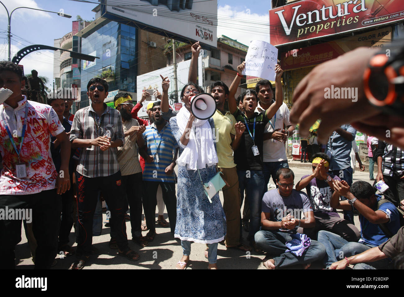 Dhaka, Bangladesch. 14. Sep, 2015. Bangladeshi Studenten blockieren Straße und schreien Parolen während einer Protestaktion in Dhaka, Bangladesh, 14. September 2015. Tausende von Studenten aus verschiedenen privaten Universitäten blockiert Verkehr in verschiedenen Teilen der Dhaka Stadt protestieren die 7,5 Prozent Mehrwertsteuer (MwSt) auf ihre Studiengebühren. Bildnachweis: Suvra Kanti Das/ZUMA Draht/Alamy Live-Nachrichten Stockfoto