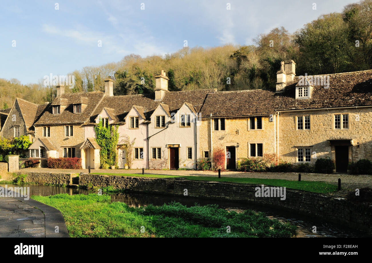 Malerischen Häuschen neben der von Bach im Dorf von Castle Combe. Stockfoto