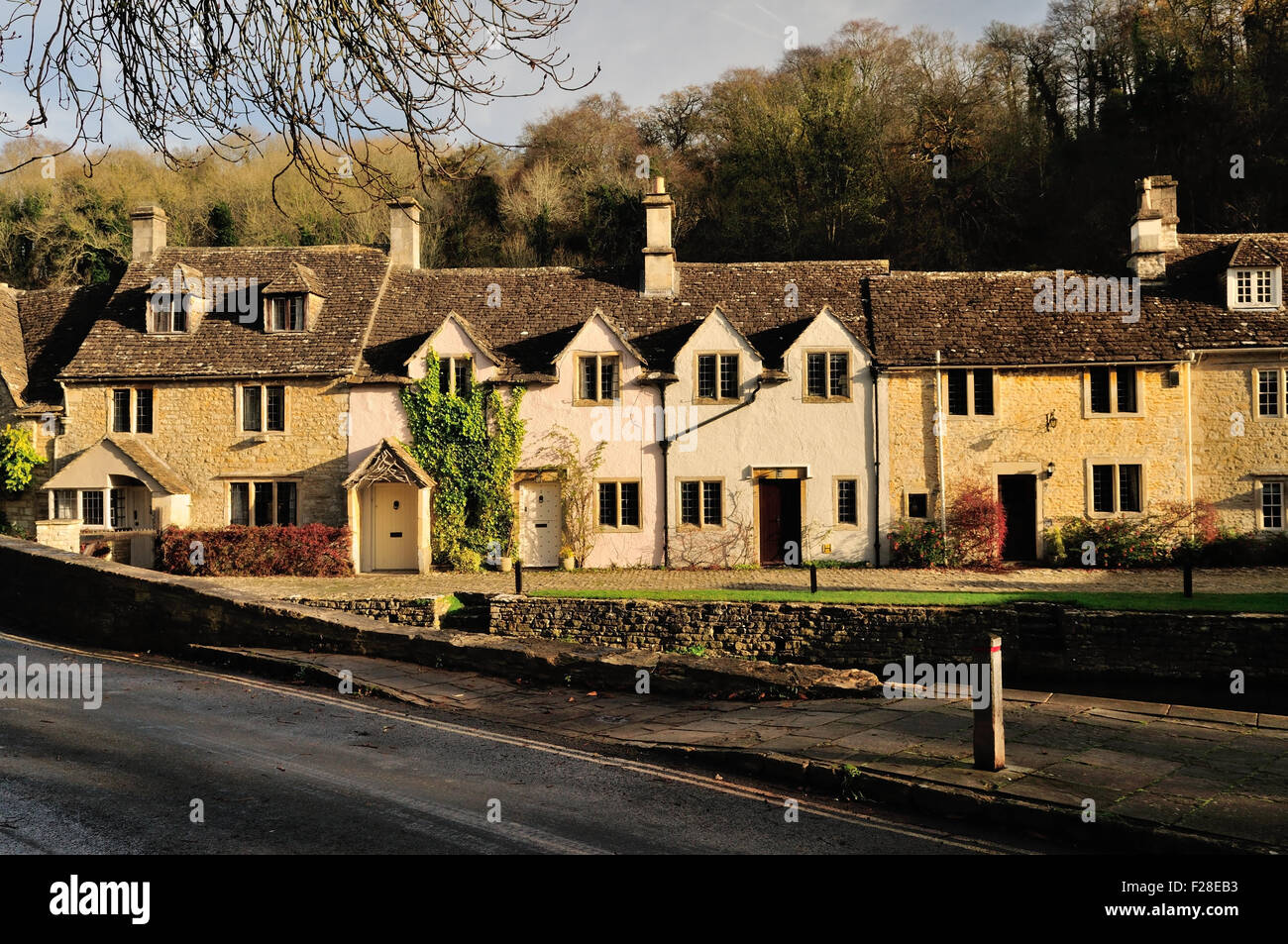 Malerischen Häuschen neben der von Bach im Dorf von Castle Combe. Stockfoto