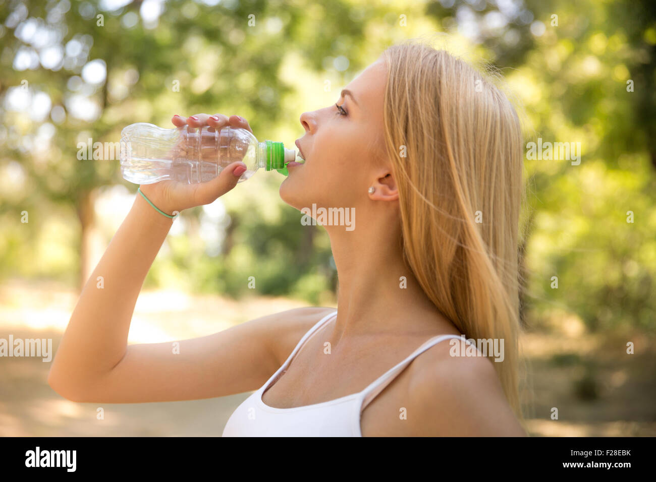 Porträt des Trinkwassers attraktive Frau im park Stockfoto