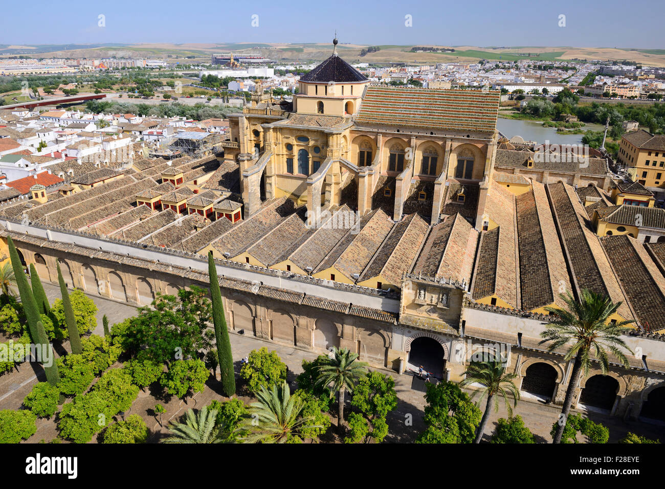 Luftaufnahme der Mezquita Catedral (Moschee-Kathedrale) von Torre del Alminar, Córdoba, Andalusien, Spanien Stockfoto