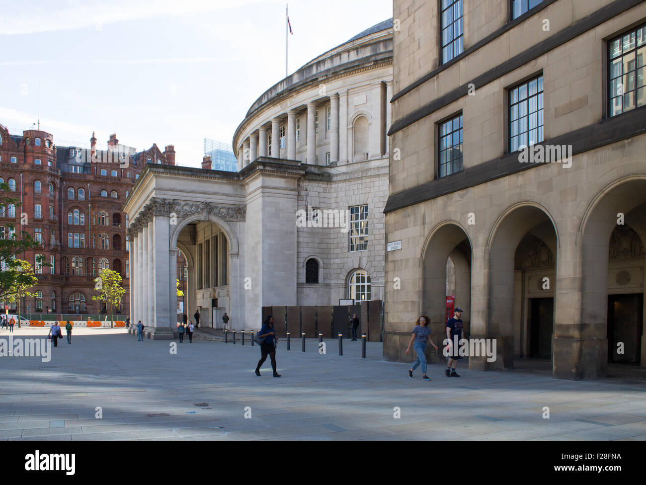 Manchester Central Library bei Tageslicht. Menschen vor Ort zu Fuß Vergangenheit. Stockfoto