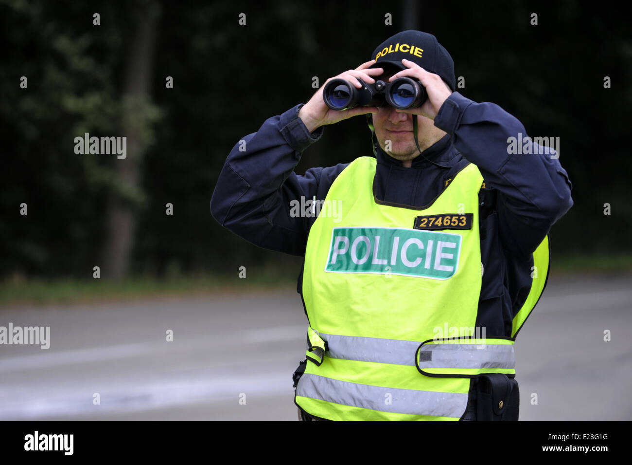 Breclav, Tschechische Republik. 14. Sep, 2015. Ein Polizist steuert Montag, 14. September 2015 Autos in Breclav, nahe der tschechisch-österreichischen Grenze. Der Tschechischen Republik verstärkt Patrouillen der tschechisch-österreichischen Grenze nach Deutschland wieder zur Kontrolle Migranten Welle Grenzkontrollen. © Dalibor Gluck/CTK Foto/Alamy Live-Nachrichten Stockfoto