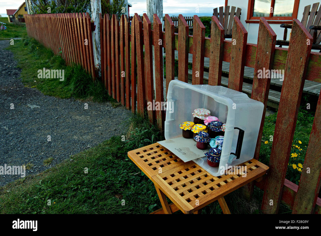 Gläser von zu Hause gemacht Marmelade zum Verkauf in Straße, Flatey Insel, Island, Europa. Stockfoto