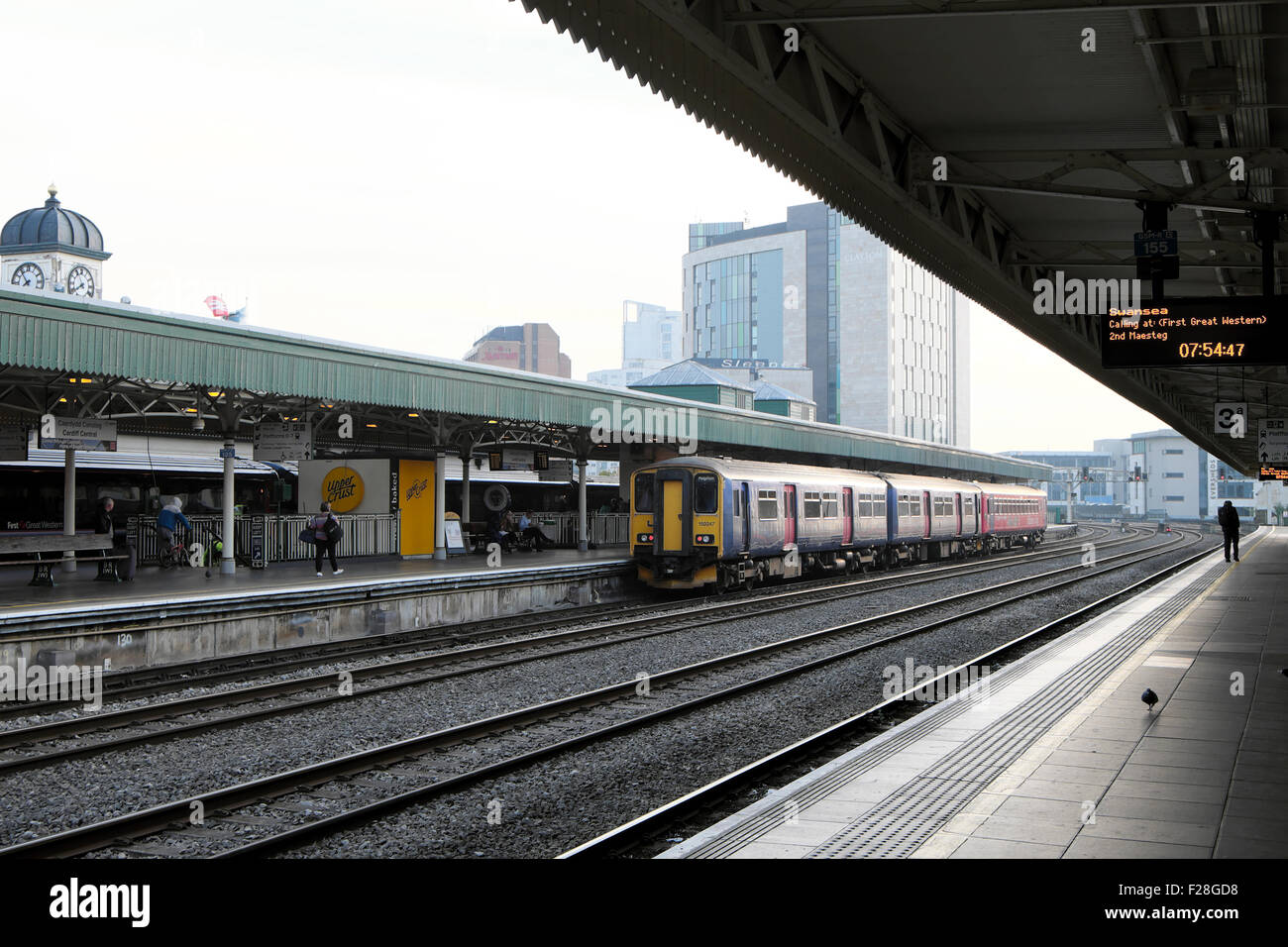 Plattform und Tracks an Cardiff Railway Station Wales, UK KATHY DEWITT Stockfoto