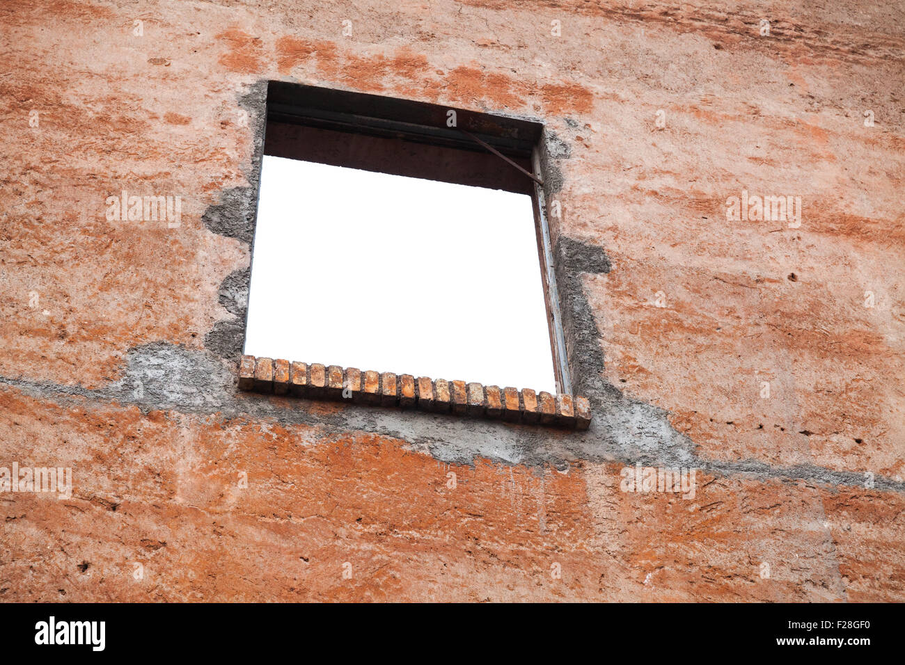 Leeres Fenster Loch im alten roten Backsteinmauer Stockfoto