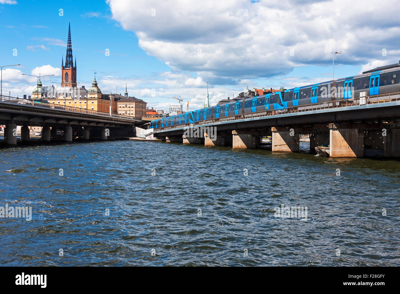 Trainieren Sie auf Eisenbahnbrücke in Stadt, Gamla Stan, Stockholm, Schweden Stockfoto
