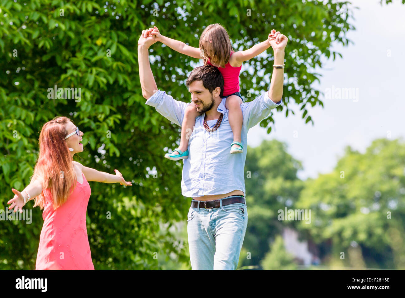 Familie walk - Vater mit Kind auf der Schulter auf einem Spaziergang im Sommer Stockfoto