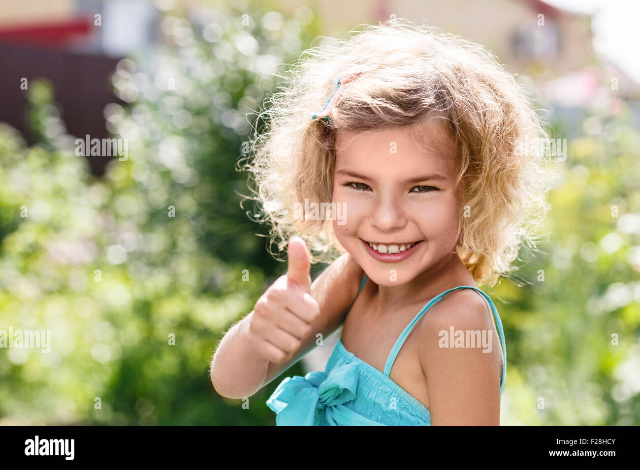 Niedliche kleine Mädchen lächelnd Stockfoto