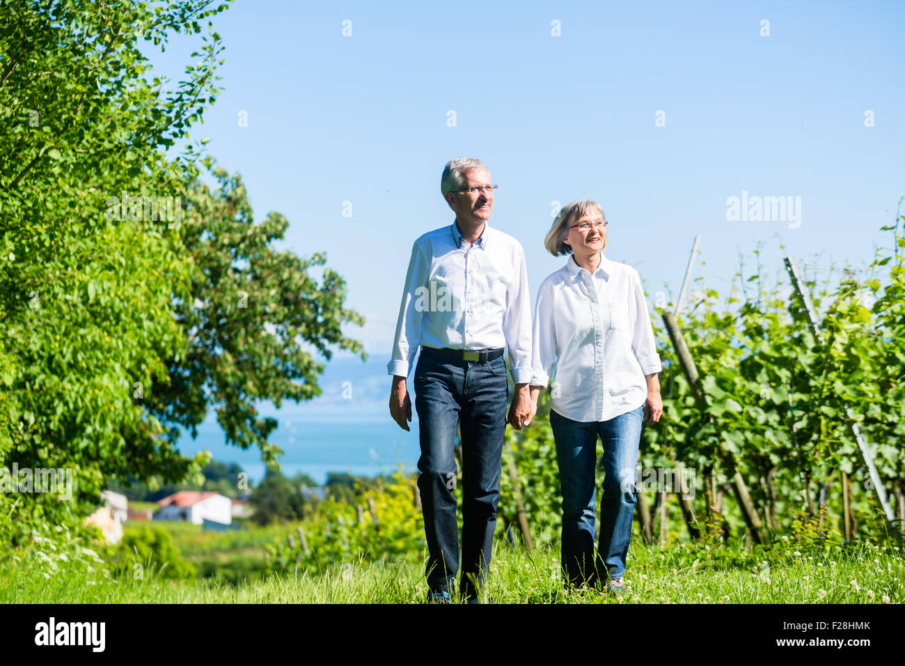 Ältere Frau und Mann mit Spaziergang im Sommer Stockfoto