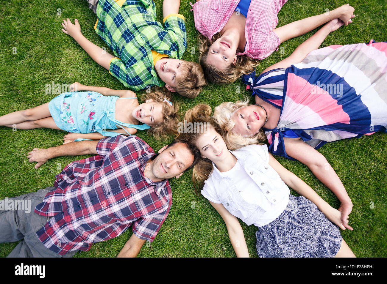 Große Familie entspannend in der Sommerpark Stockfoto