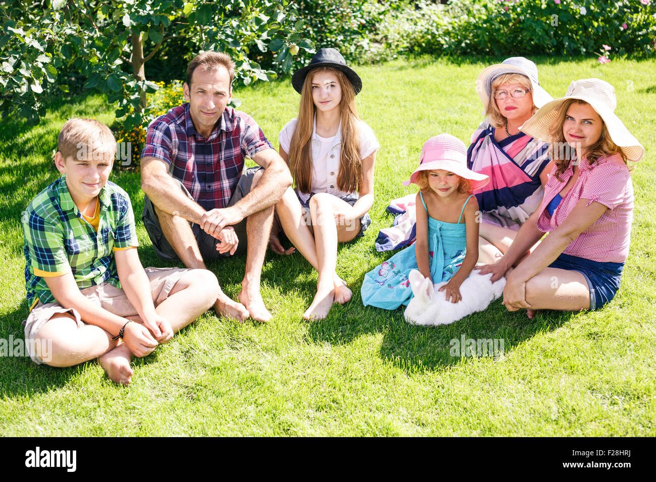 Große Familie entspannend in der Sommerpark Stockfoto