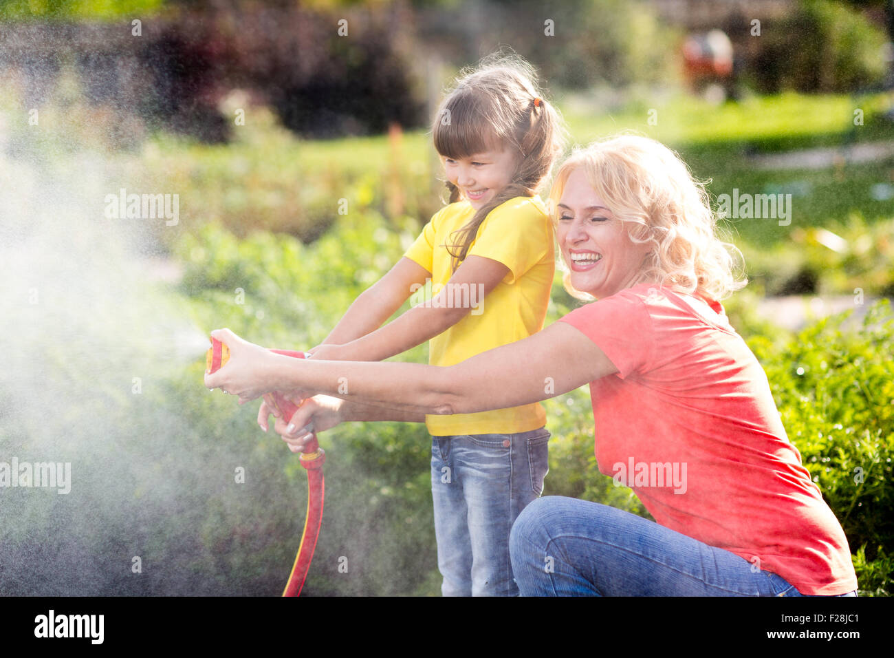 Gartendusche frau Fotos und Bildmaterial in hoher Auflösung Alamy