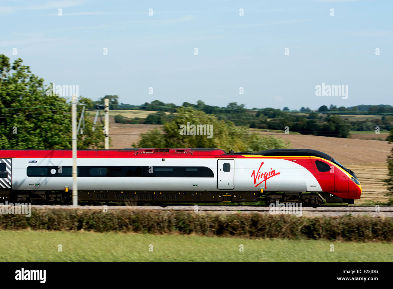 Jungfrau-Züge-Pendolino mit Geschwindigkeit, Warwickshire, UK Stockfoto