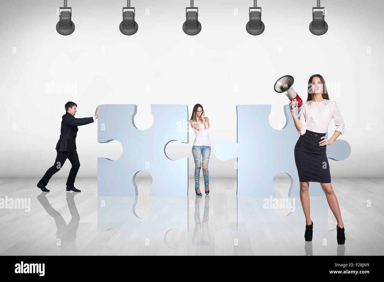 Team von Geschäftsleuten Puzzle beizutreten versuchen Stockfoto